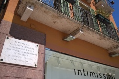 Lapide all'ingresso di Via Mazzini, Verona.